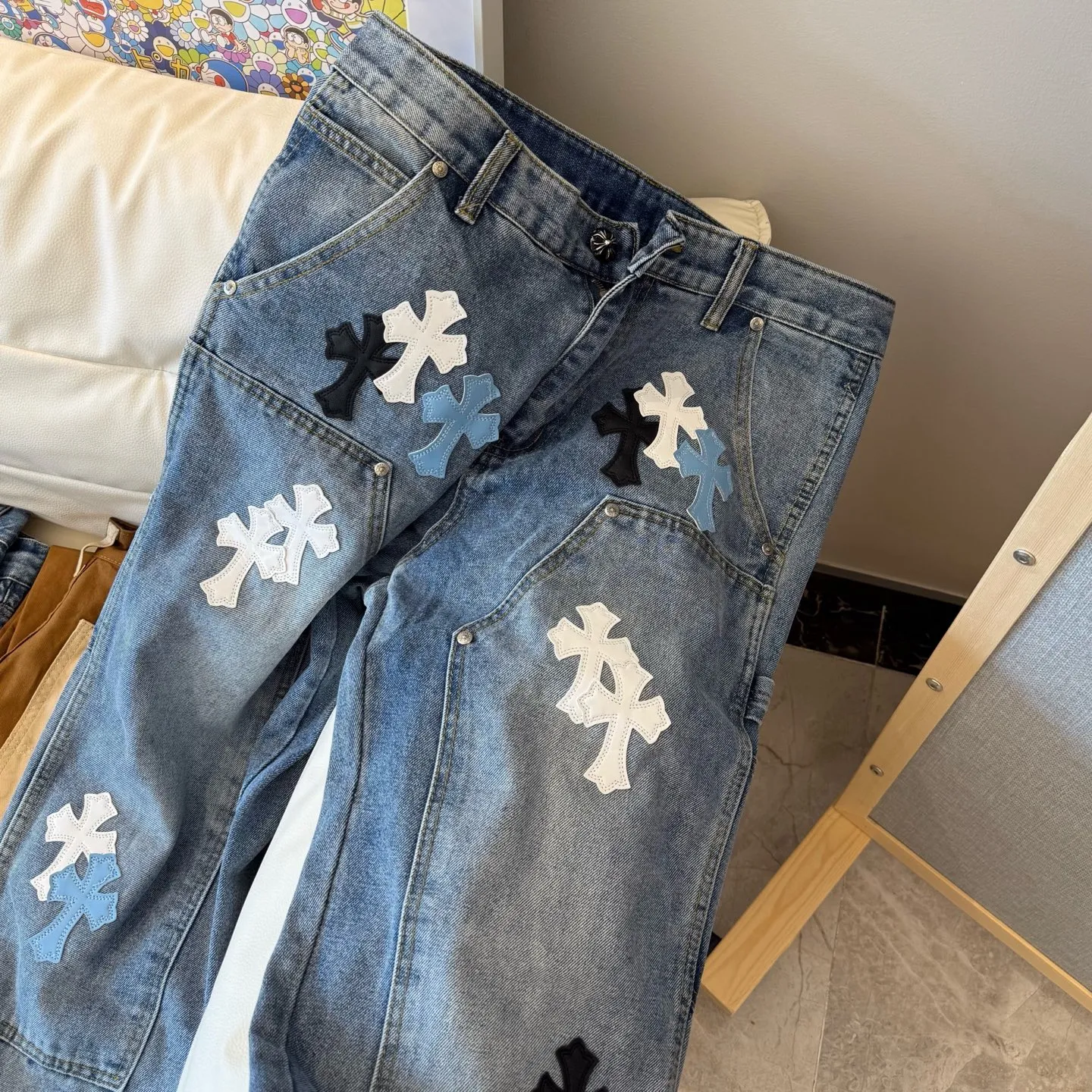P280 model number: D328 Chrome Hearts Chrome Hearts Straight Lumberjack Overalls. Heavy canvas material, double-layer fabric on the knees, and multiple small pocket designs are the most recognizable features of the Lumberjack Pants. This trousers style was first created by Carhartt, and has been reinterpreted by many brands as the times evolve. These Crow Heart light blue logging overalls are based on the Carhartt pants with some improvements and added elements‼ ️Color #Washed Blue Size #28-36 (s m l Pants opening 22 XXL waist 94 hips 118 pants length 110 pants opening 23